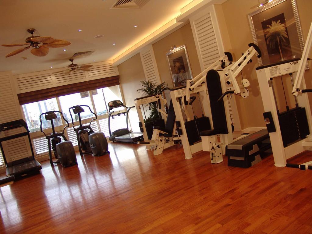 Radisson Blu Resort, Sharjah Kemudahan gambar A gym at a hotel