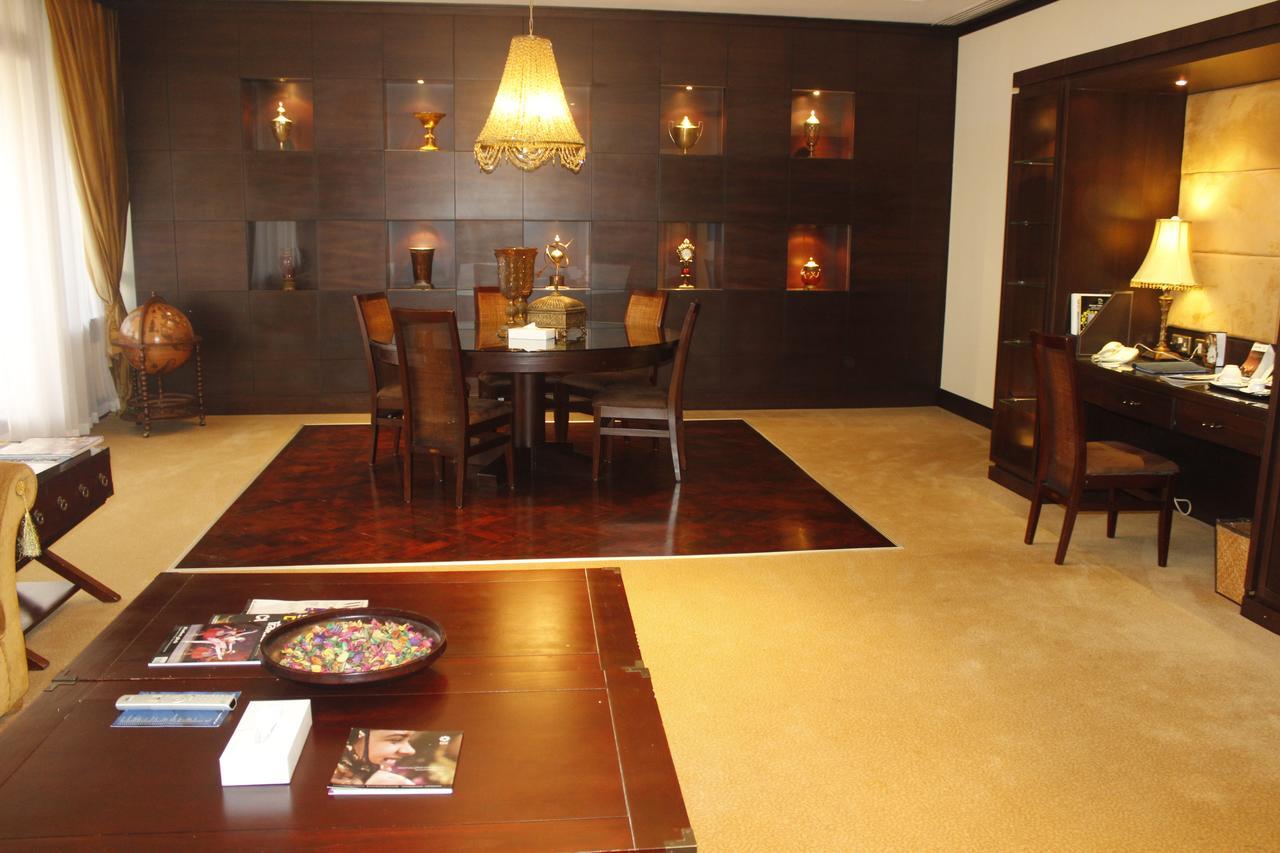 Radisson Blu Resort, Sharjah Luaran gambar A suite at the Ritz-Carlton, Dubai