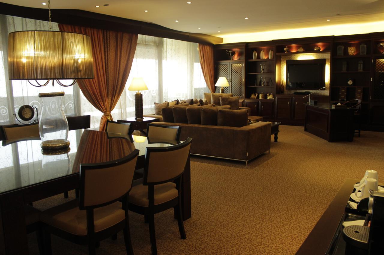 Radisson Blu Resort, Sharjah Luaran gambar The interior of a suite at the airport