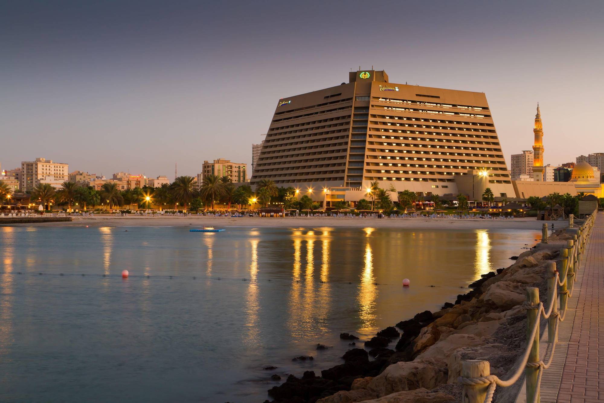 Radisson Blu Resort, Sharjah Luaran gambar The Crowne Plaza Hotel in Muharrak