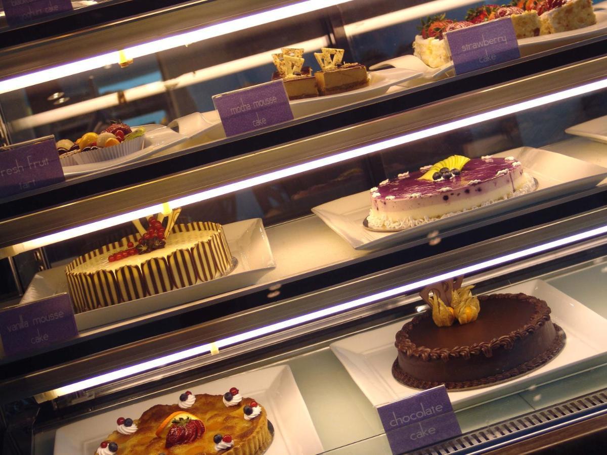 Radisson Blu Resort, Sharjah Luaran gambar Cakes in a display case
