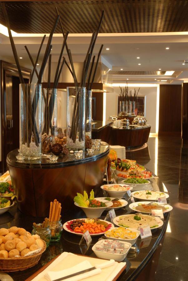 Radisson Blu Resort, Sharjah Luaran gambar A buffet at a hotel