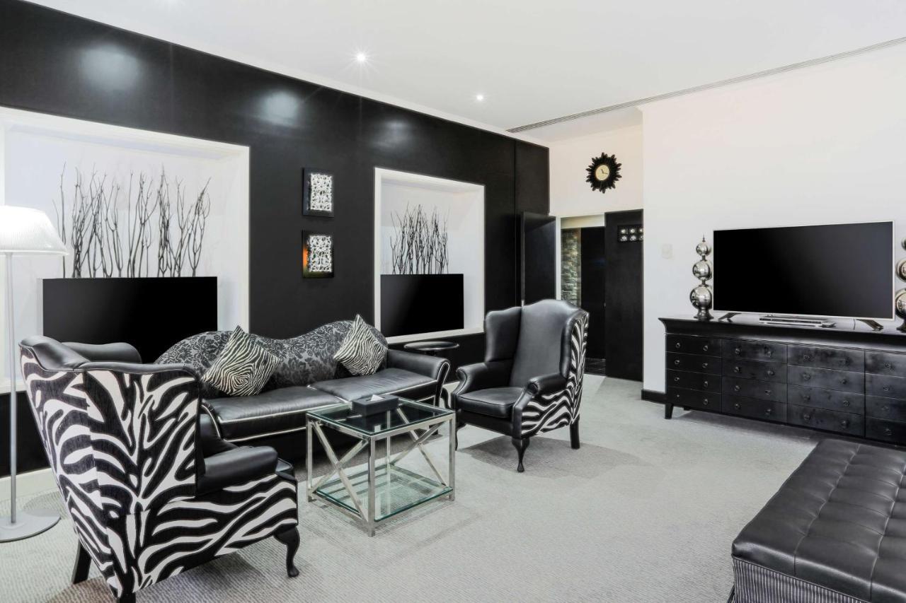Radisson Blu Resort, Sharjah Luaran gambar A living room with zebra print furniture