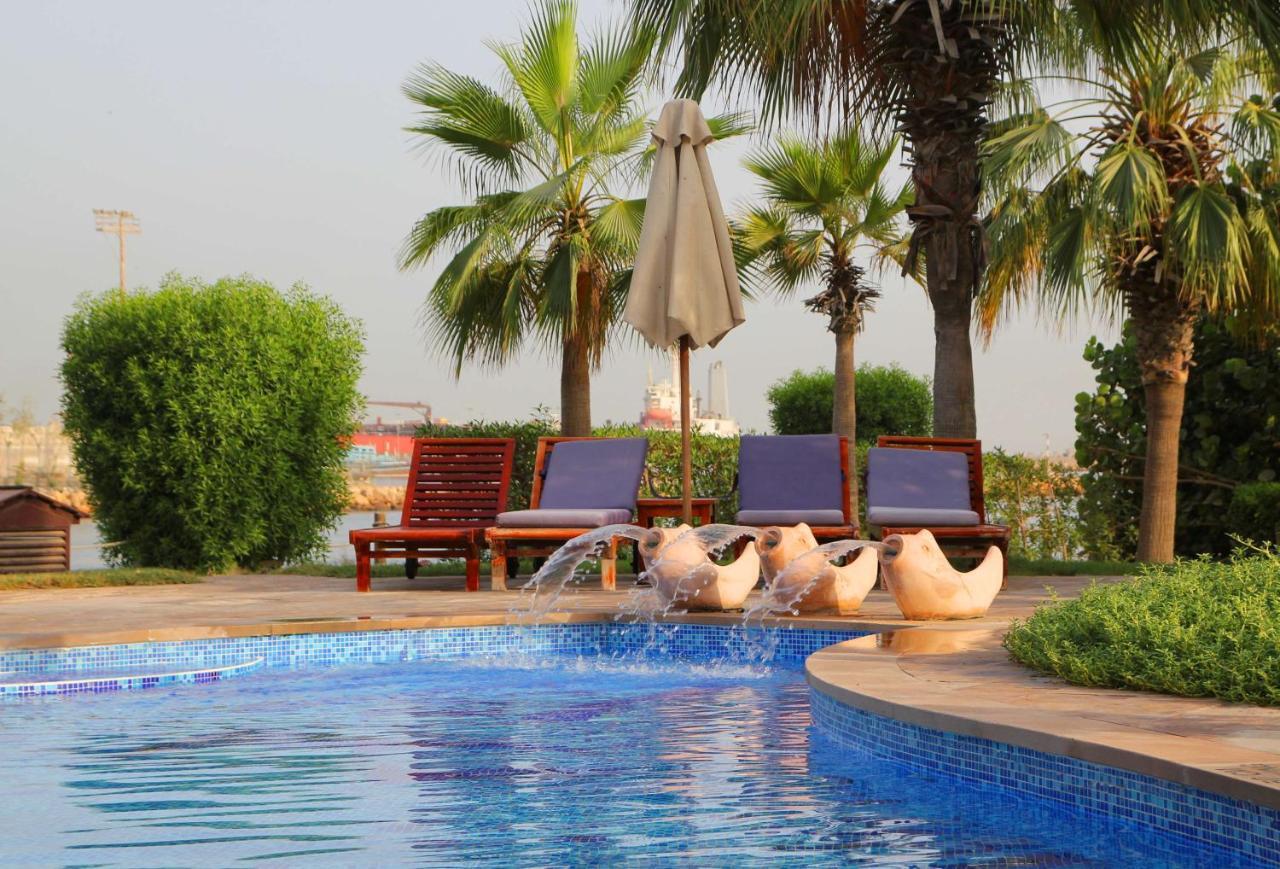 Radisson Blu Resort, Sharjah Luaran gambar The pool at the hotel