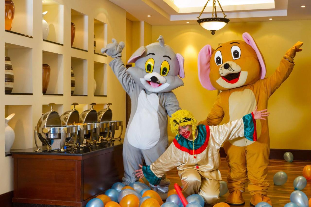 Radisson Blu Resort, Sharjah Luaran gambar Tom and Jerry at a party