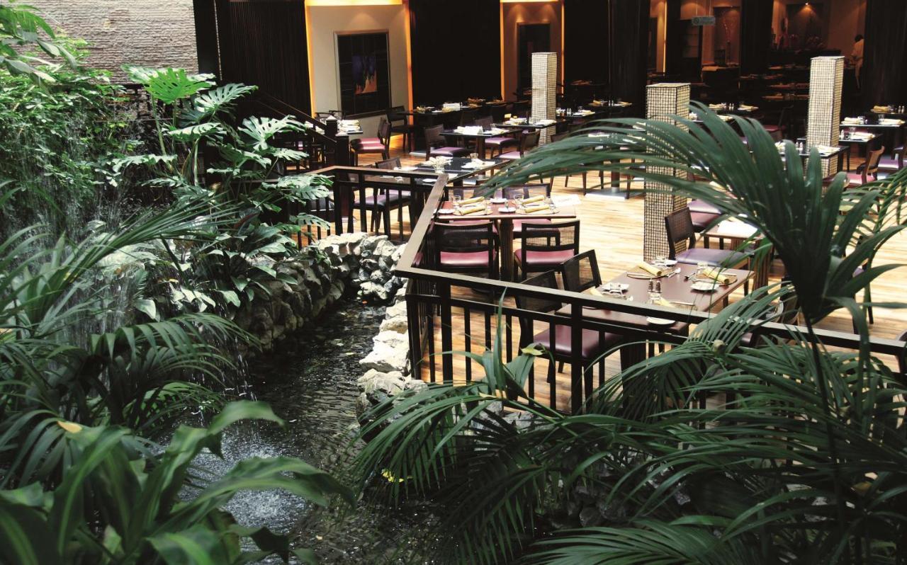 Radisson Blu Resort, Sharjah Restoran gambar The interior of the hotel